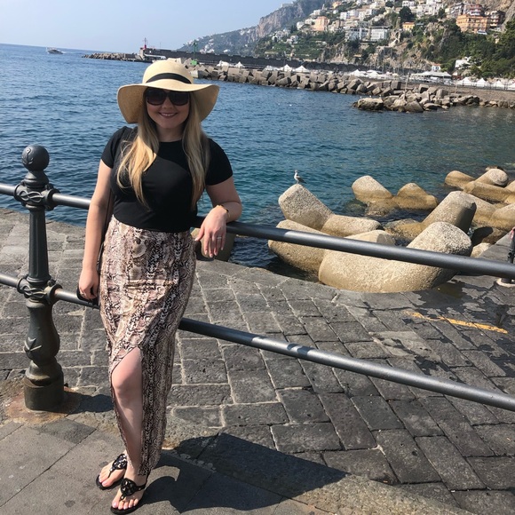 ⭐️Meet your Posher!!⭐️😘 - Picture 1 of 4